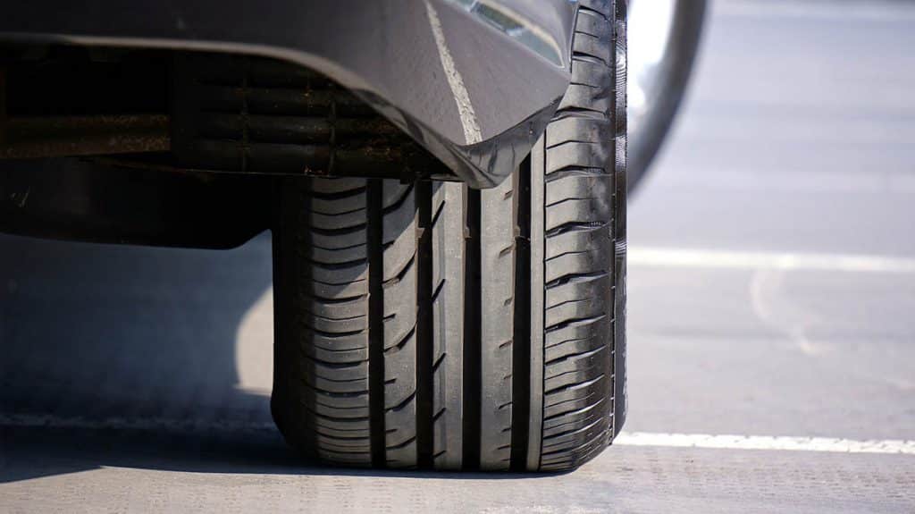 Los neumáticos y el seguro de coche no siempre van tan de la mano como cabría suponer. Conocer bien los entresijos de tu seguro te ayudará a evitar sorpresas sobre lo que cubre y deja de cubrir tu póliza.